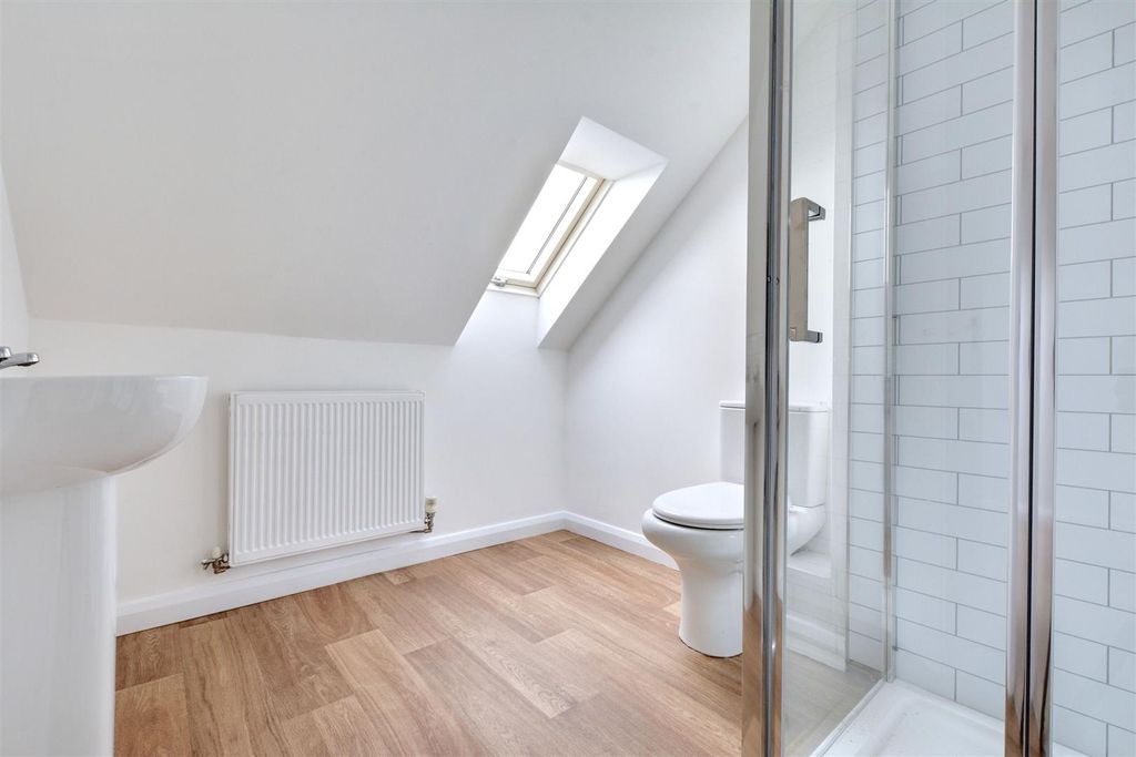 Property photo 3 of 12 17 Bursar Way Ensuite.Jpg