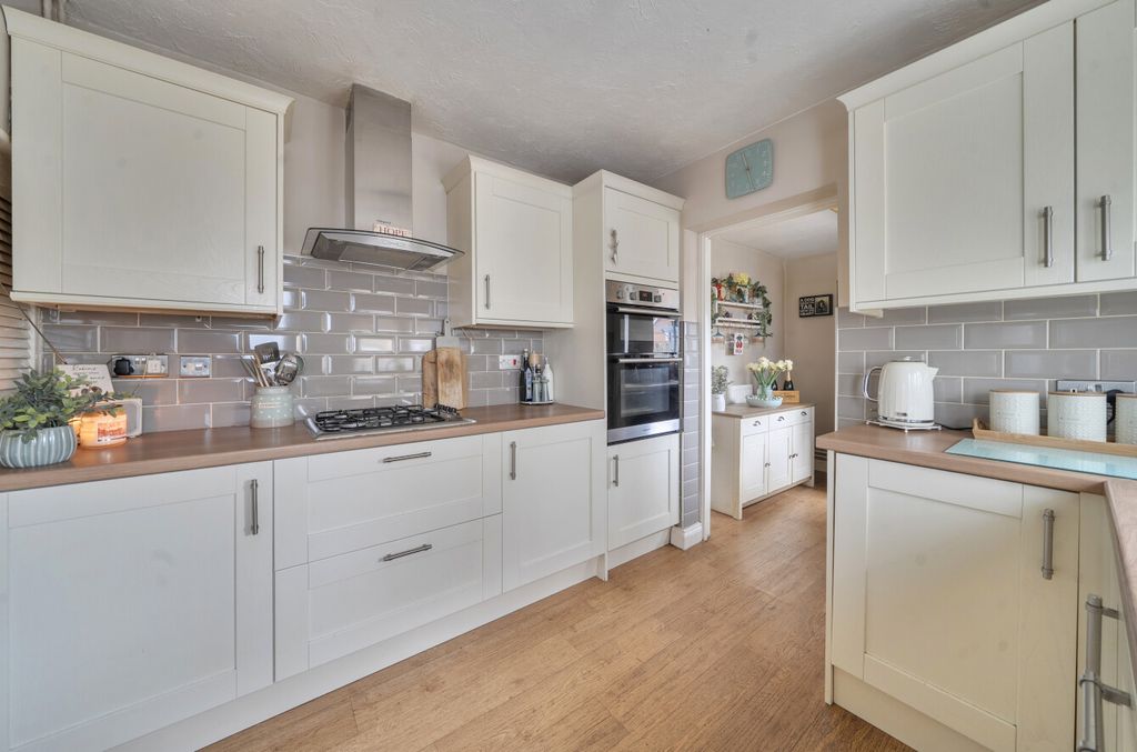 Property photo 3 of 24 1432701-20-69c66F...