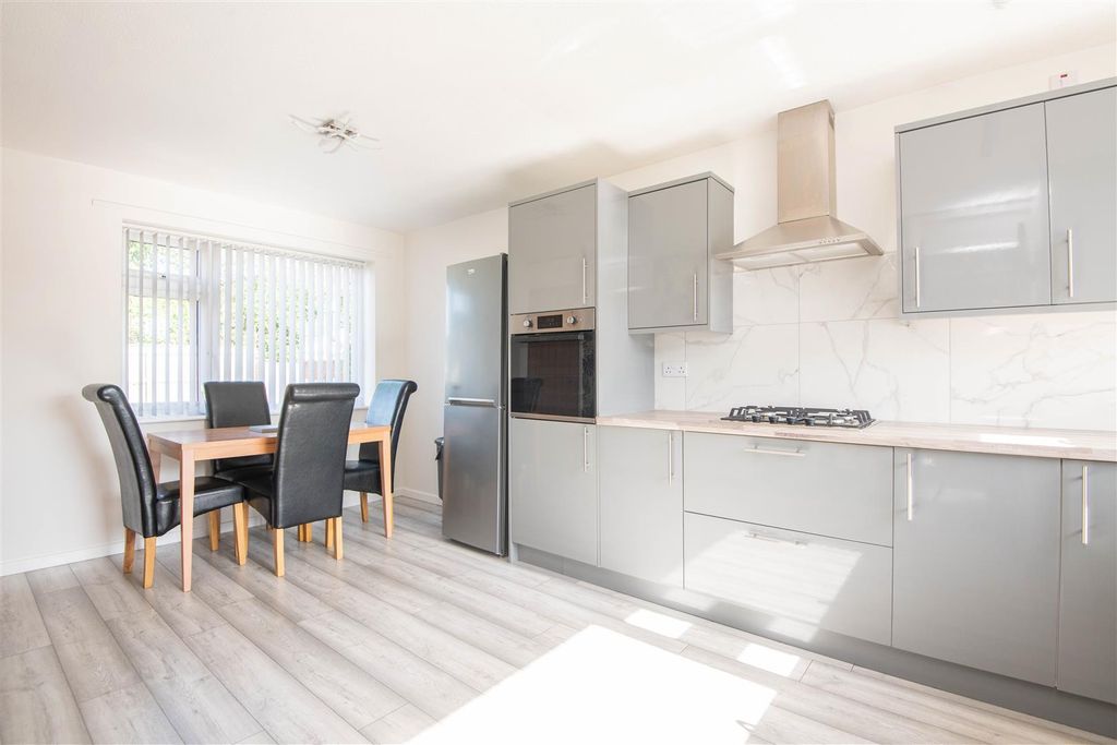 Property photo 3 of 17 Kitchen / Diner