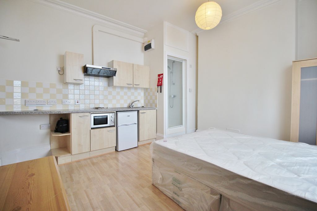 Property photo 2 of 5 Living Room / Bedroom