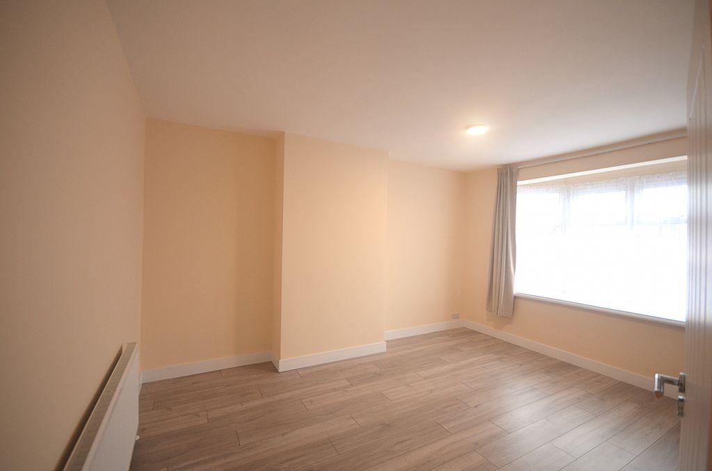 Property photo 1 of 8 Three Bed Flat To Rent Eastern Avenue, Ilford Ig4 5An