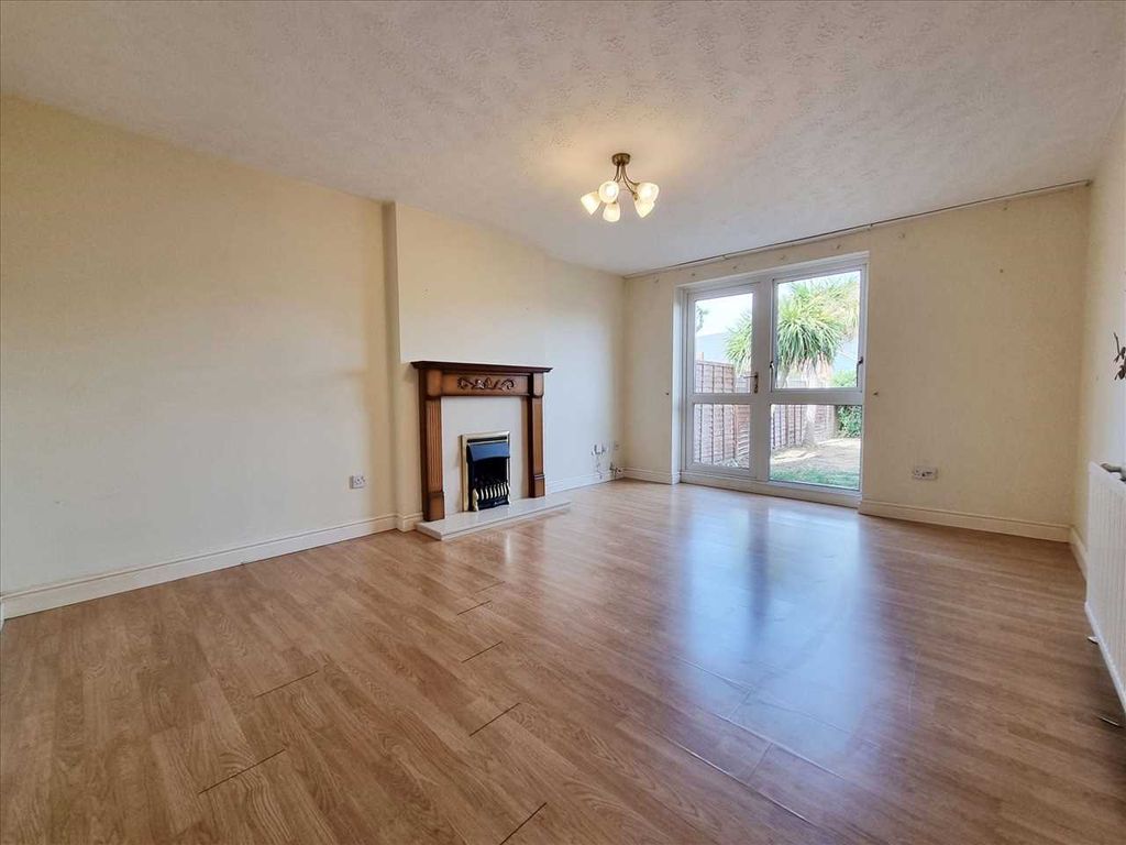 Property photo 3 of 8 Lounge: