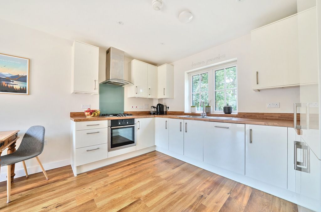 Property photo 2 of 14 1333948-6-6893804...