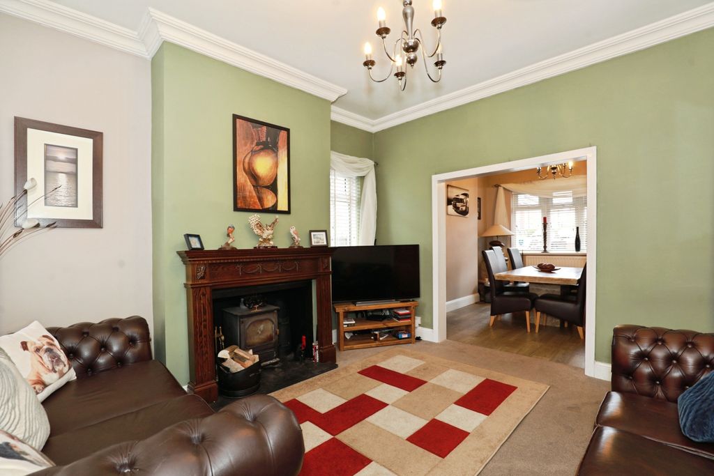 Property photo 3 of 16 Lounge