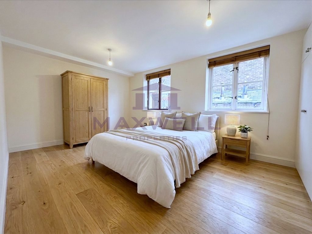 Property photo 2 of 8 2-Bedroom Apartment With Parking Kingsley Mews, Wapping, E1W