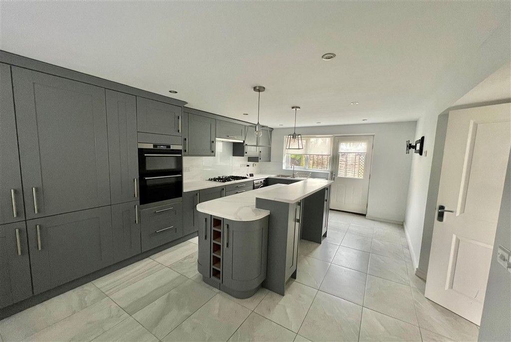 Property photo 2 of 7 Kitchen