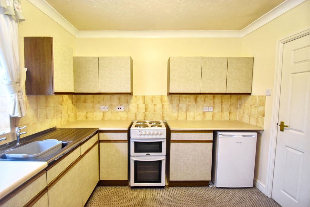 Property photo 2 of 8 Kitchen