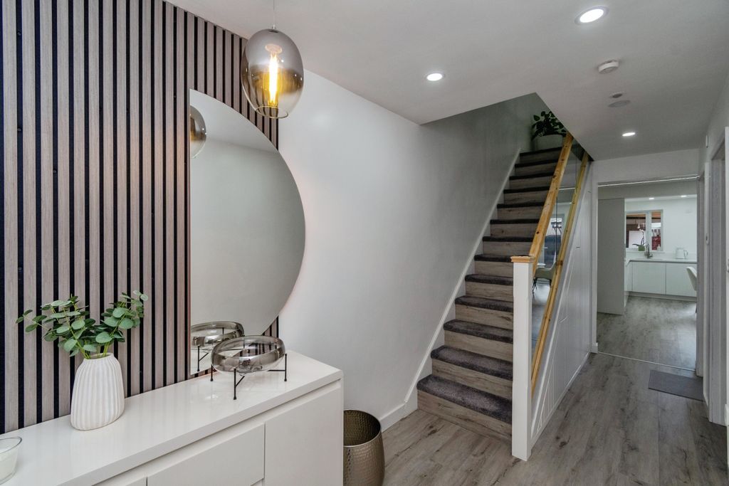 Property photo 2 of 14 Entrance Hallway