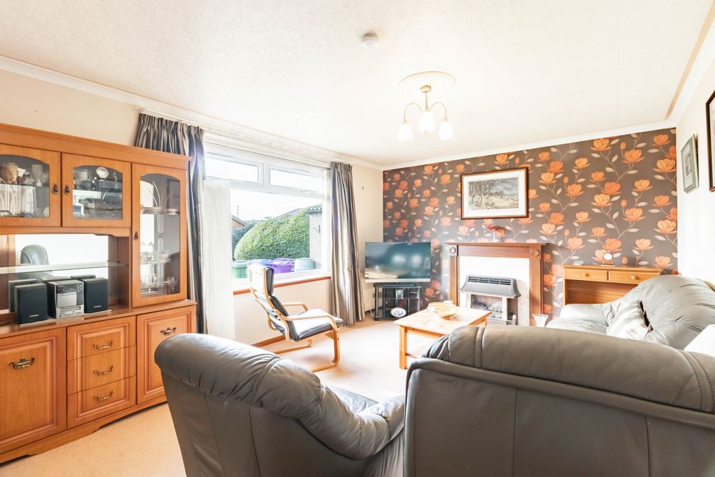 Property photo 2 of 31 Lounge