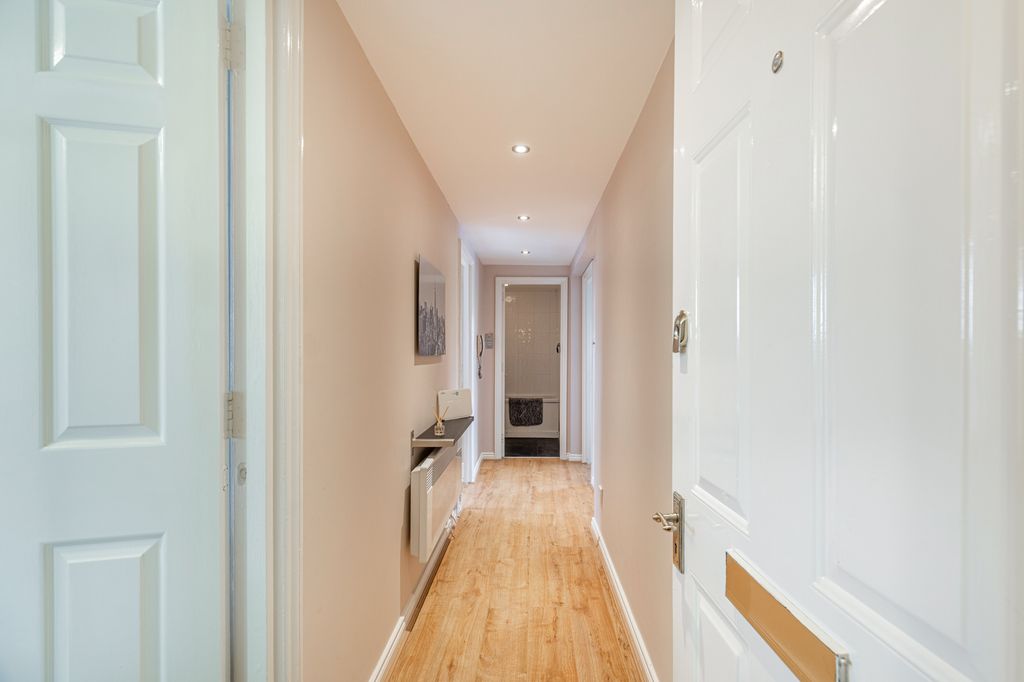 Property photo 3 of 23 5_2025_4_23T14_04_41Flat 13, 10 Riverview Gardens, Waterfront-1-5
