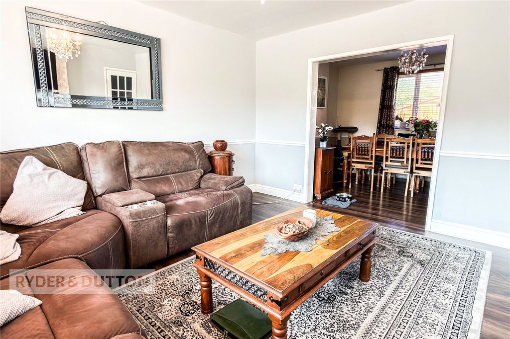 Property photo 3 of 16 Lounge