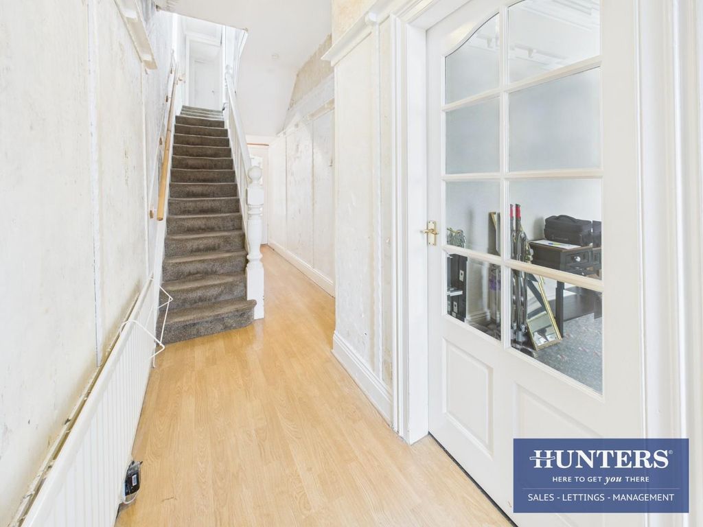 Property photo 2 of 12 Hallway