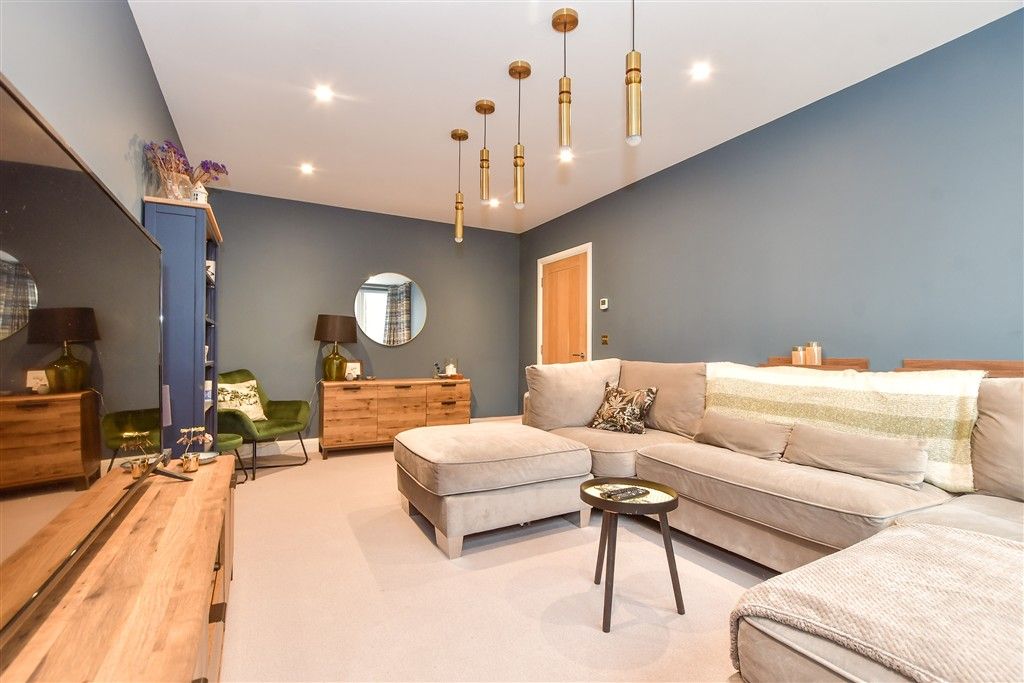 Property photo 2 of 19 Lounge