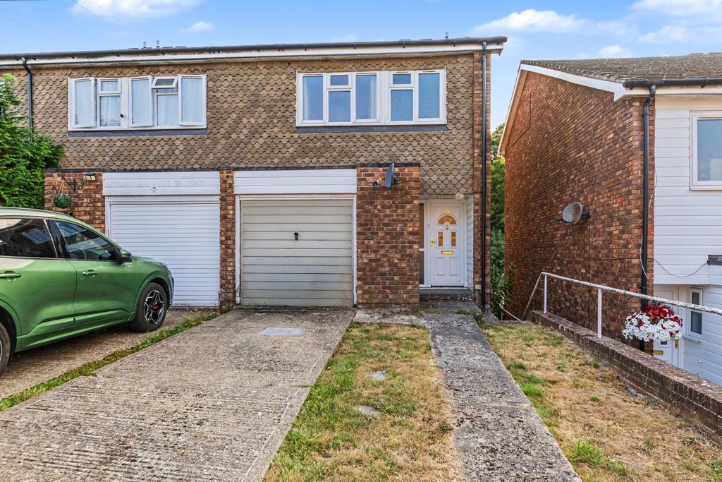 Property photo 1 of 18 31 Sandhurst Close, Royal Tunbridge Wells, Kent, Tn2 3st