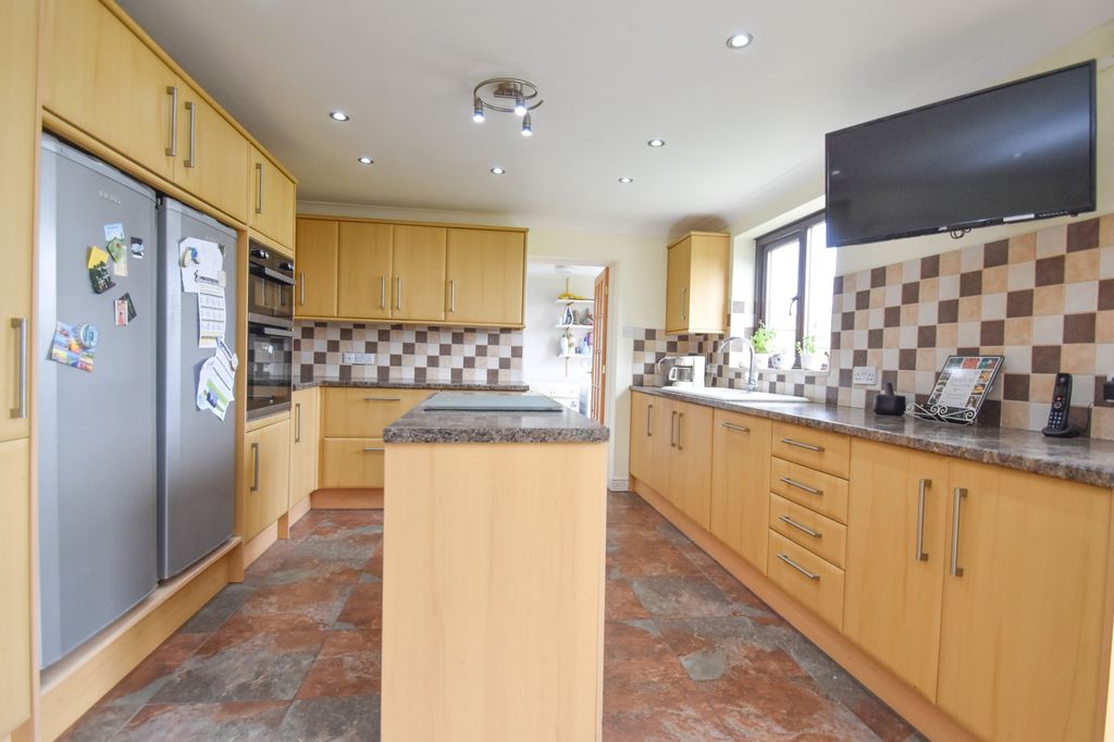 Property photo 3 of 25 Kitchen
