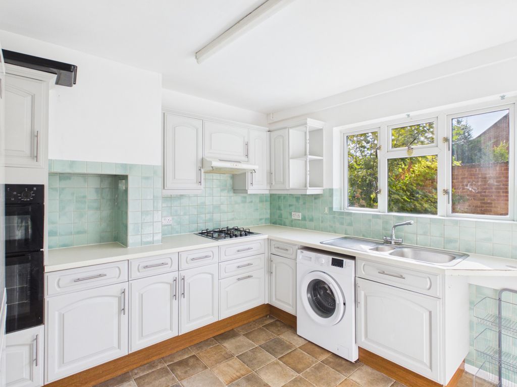 Property photo 3 of 10 Kitchen