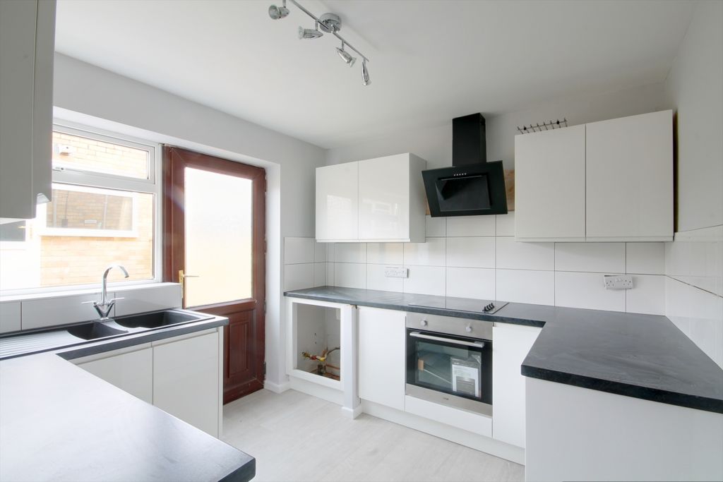 Property photo 3 of 10 Kitchen