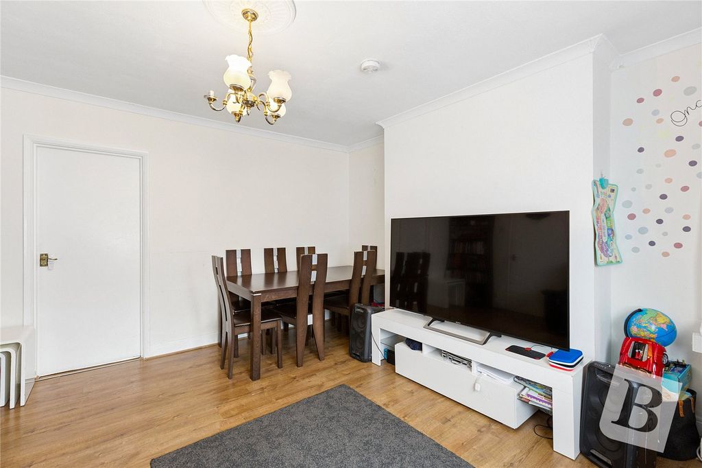 Property photo 3 of 16 Lounge