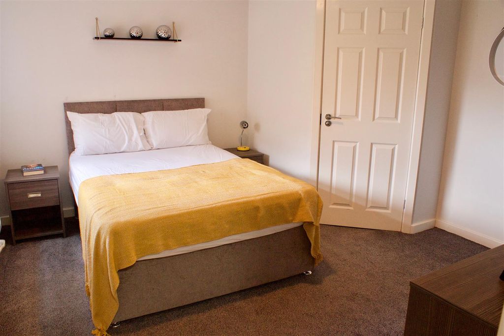 Property photo 3 of 6 Ensuite 1st Floor Middle Bedroom