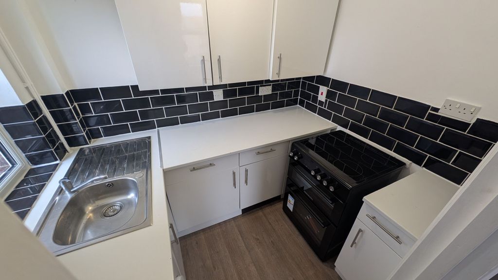 Property photo 1 of 12 Cosy Kitchen With New Ceramic Hob