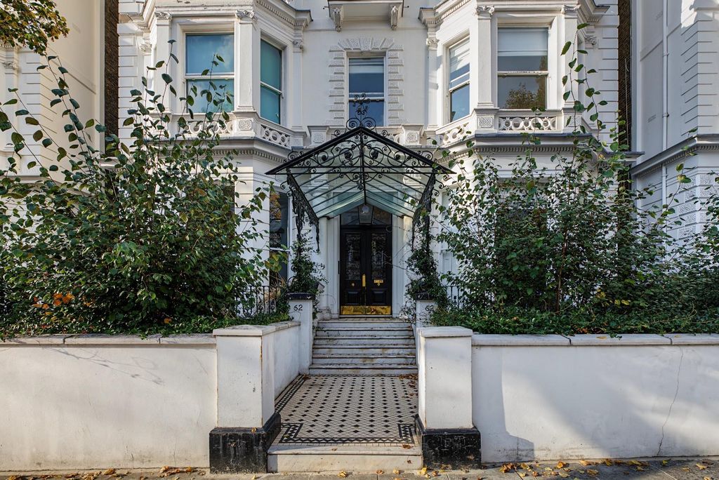 Property photo 1 of 8 Holland Park Exterior