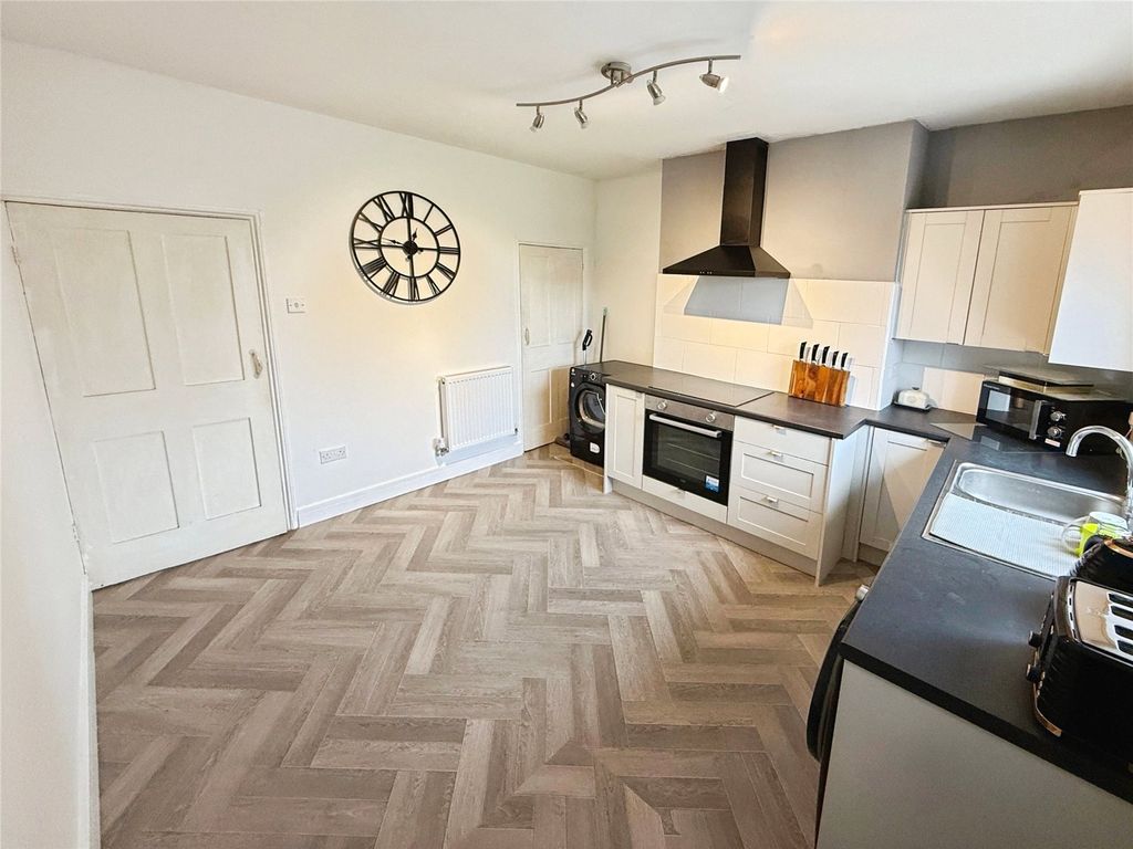 Property photo 2 of 10 Kitchen