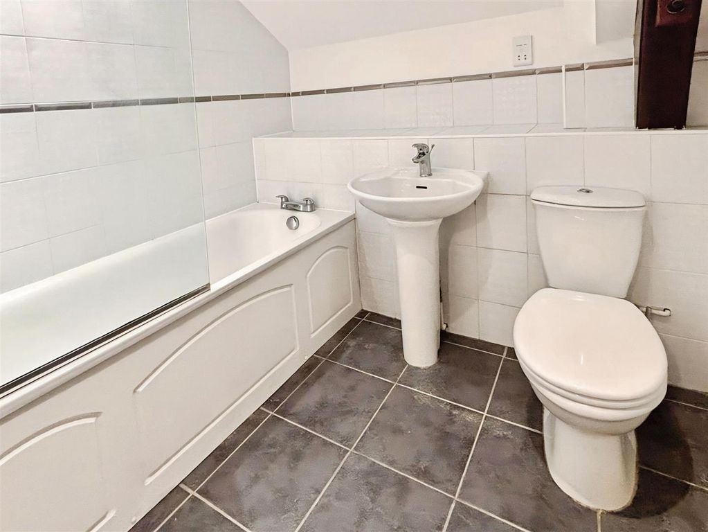 Property photo 3 of 11 Bathroom W/C