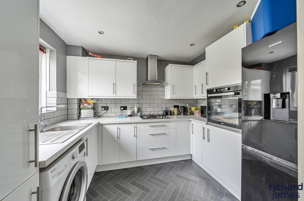 Property photo 3 of 13 675dc0Ecbe7c4550A9Ea2651F9B79404