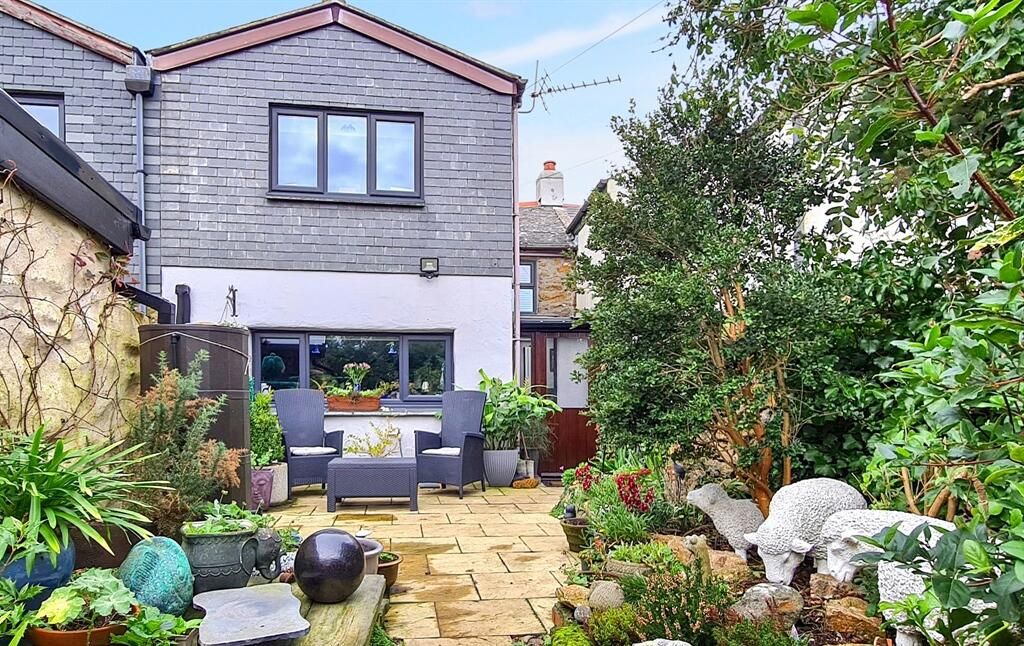 Property photo 1 of 19 3Â Bedroom Mid Terraced House For Sale