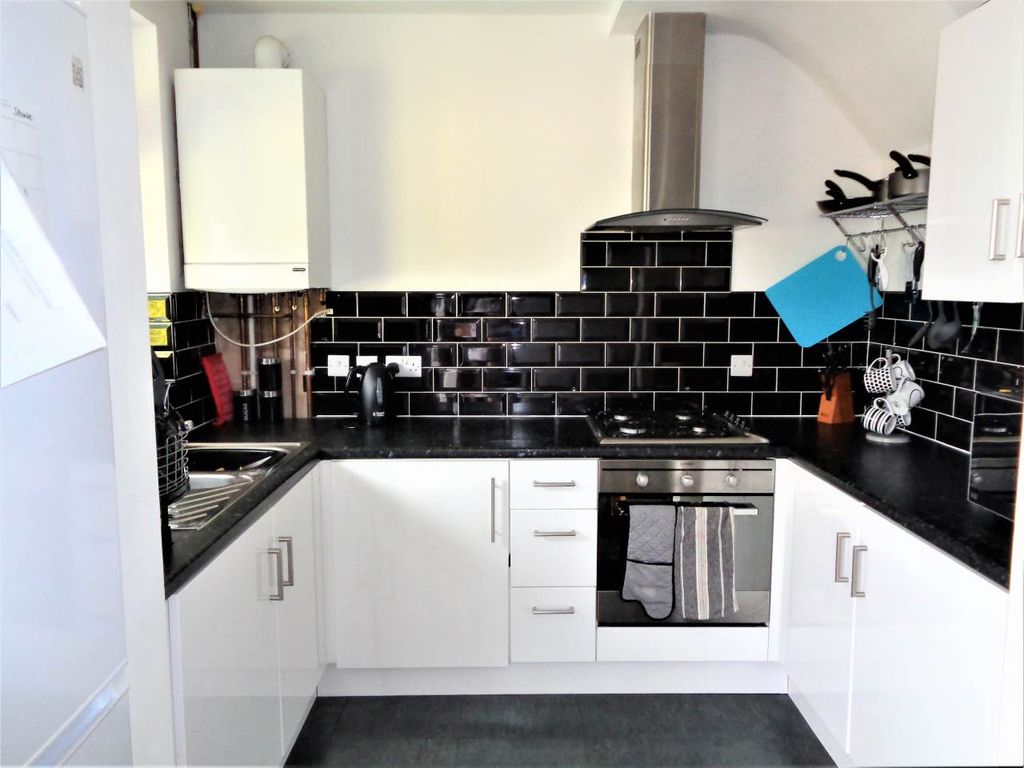 Property photo 3 of 7 Kitchen
