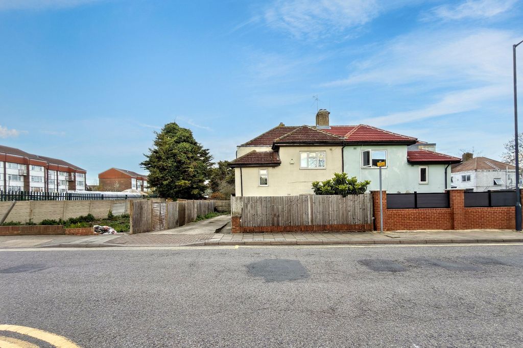 Property photo 2 of 19 32 Pitfield Way, Willesden, London Nw10 0Pr