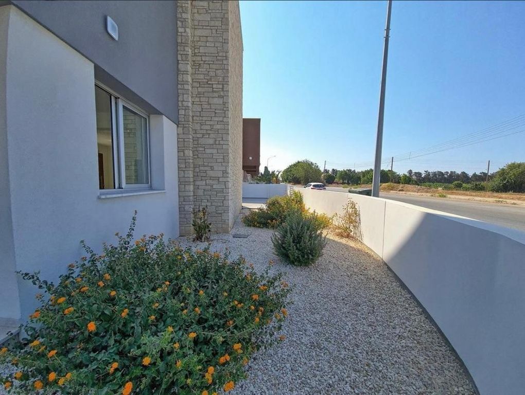 Property photo 2 of 25