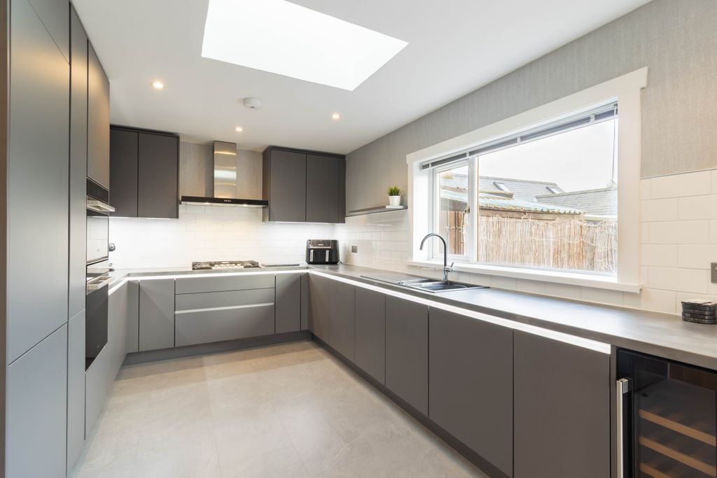 Property photo 2 of 25 Kitchen