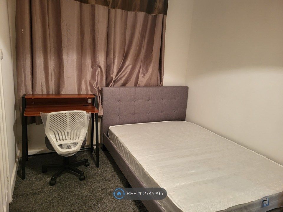 Property photo 1 of 7 Bedroom With Ensuite