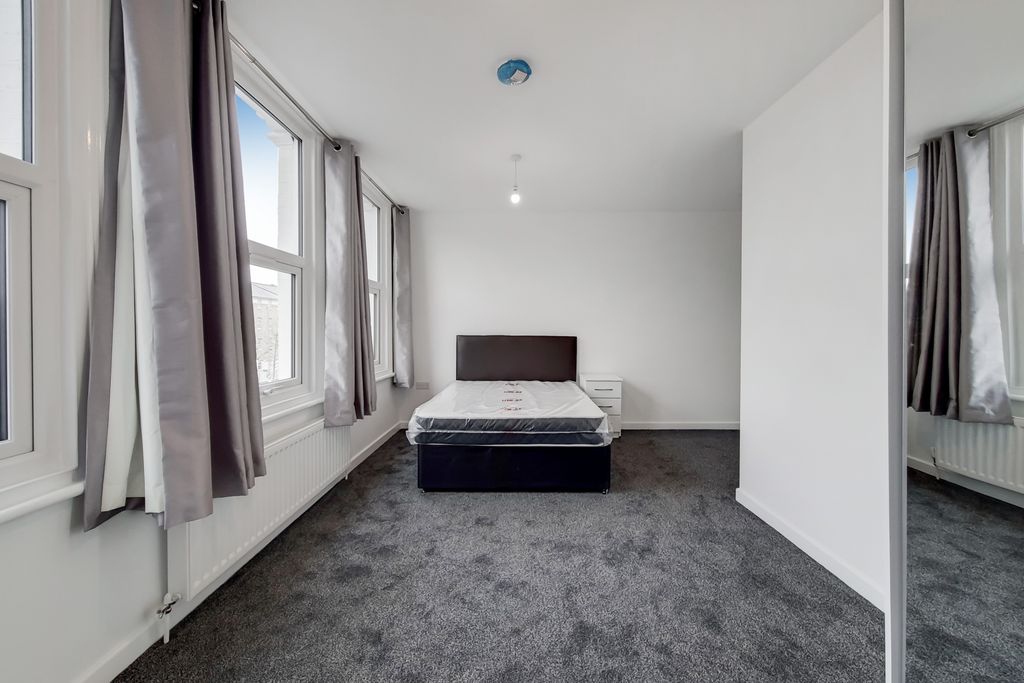 Property photo 1 of 5 Flat 5 Bedroom