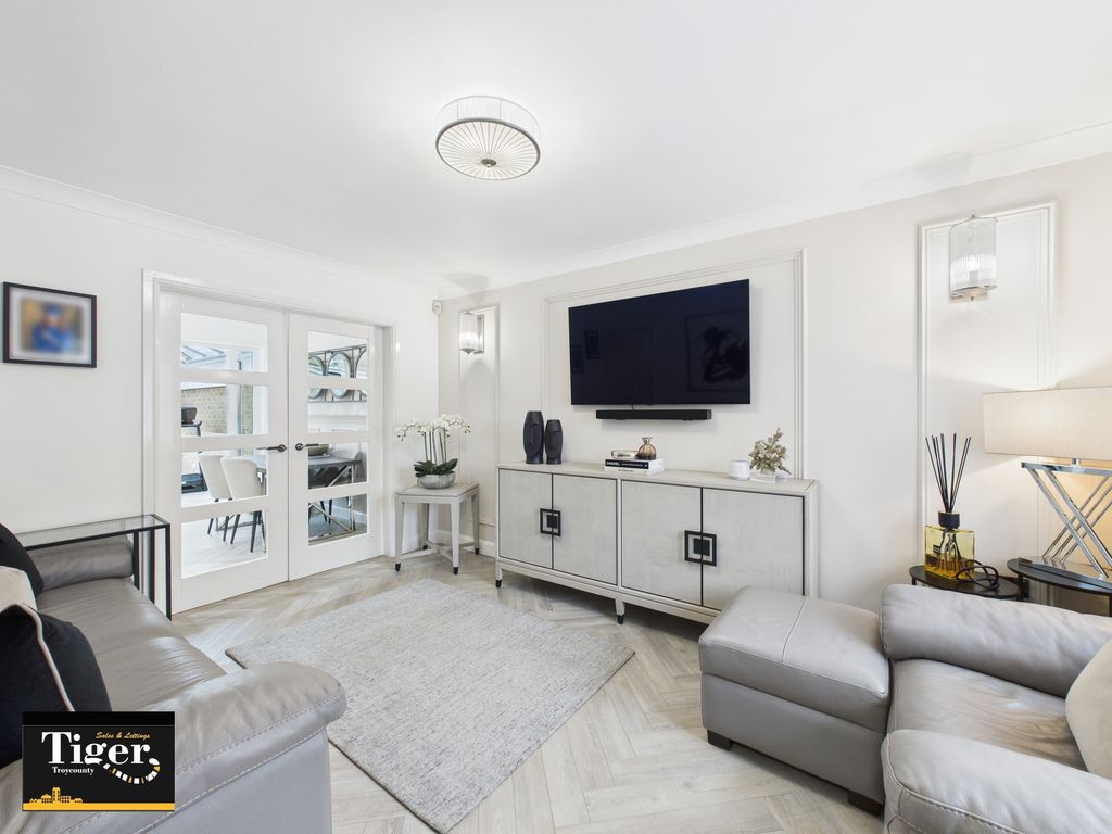 Property photo 2 of 36 Cam03440G0-Pr0436-Still004