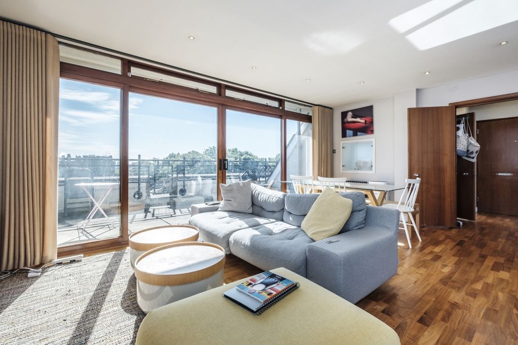 Property photo 1 of 10 Waterloo Gardens