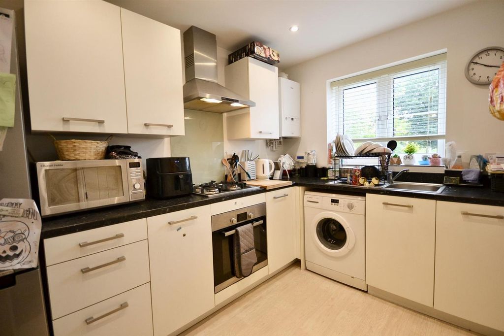 Property photo 2 of 15 Dining Kitchen