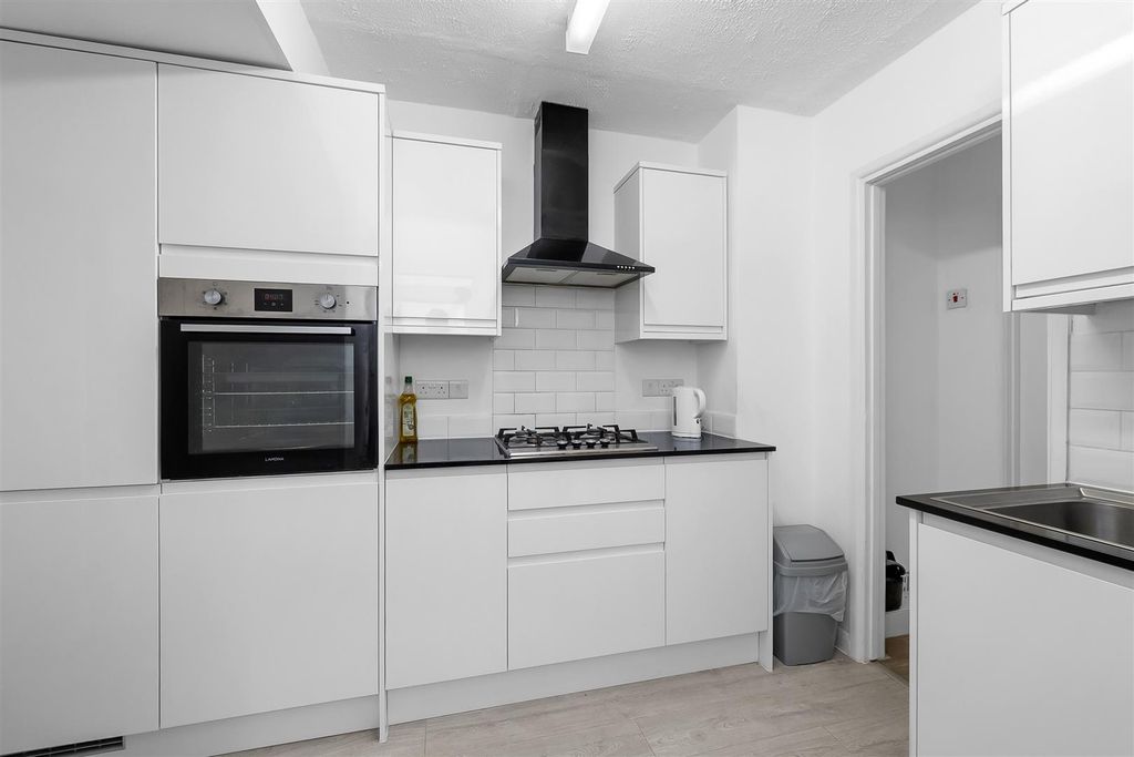 Property photo 3 of 14 Kitchen