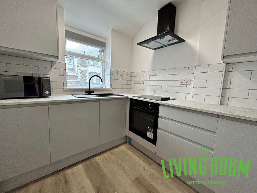 Property photo 1 of 14 Kitchen 3