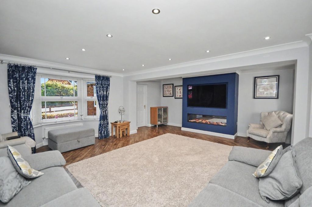 Property photo 2 of 20