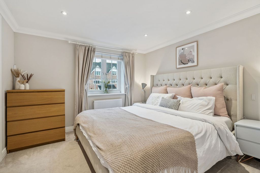 Property photo 3 of 16 Bed 1