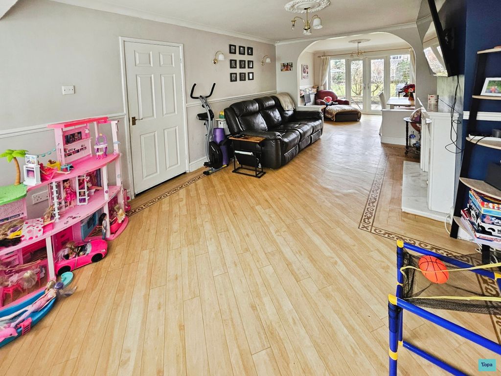 Property photo 3 of 16 Lounge