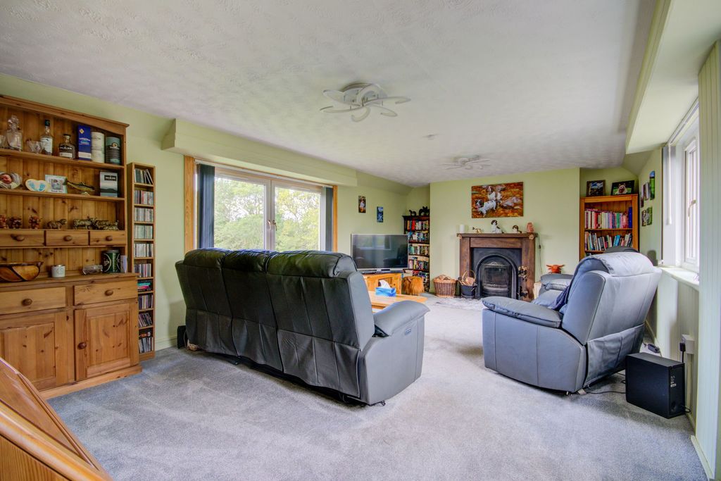 Property photo 2 of 28