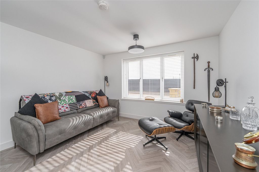 Property photo 3 of 38 Lounge Alt