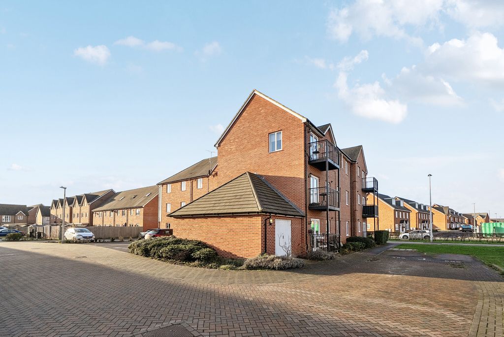 Property photo 2 of 26 1388634-26-693Fde...