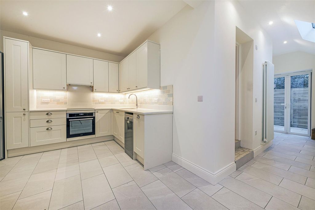 Property photo 3 of 10 Gff 11 Bendemeer Rd Kit 2.Jpg