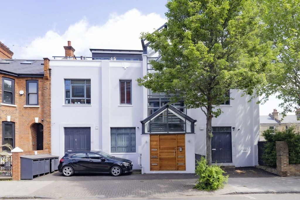 Property photo 1 of 8