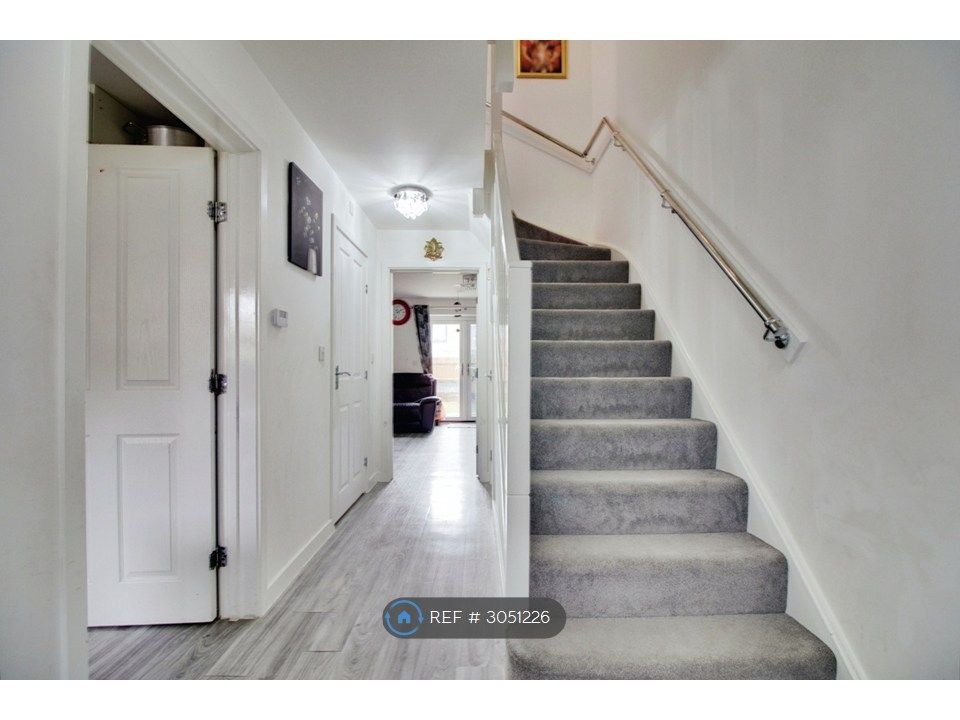 Property photo 2 of 18 Entrance Hallway
