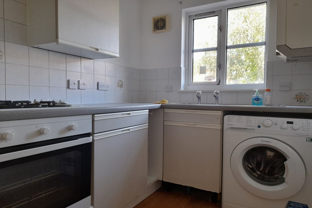 Property photo 3 of 7 Kitchen